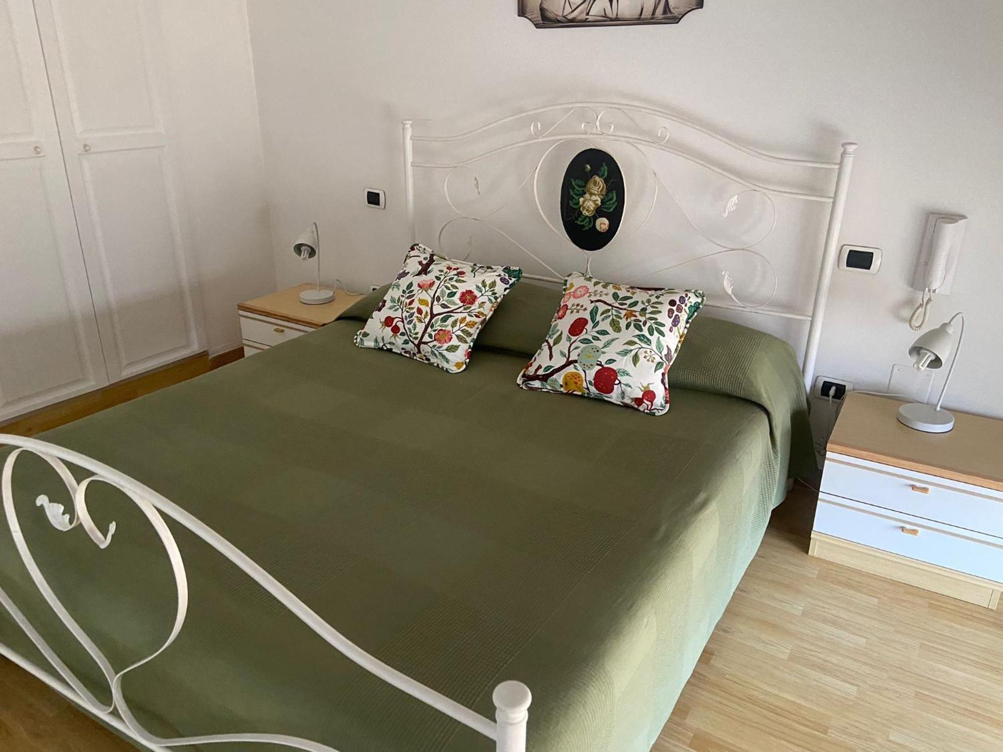 Pm 13A Via Tenente Devenuto Guest House Джовинаццо Экстерьер фото